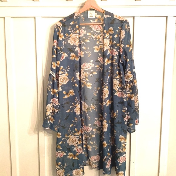 Grace & Emma Tops - Beautiful floral “Kimono” style top